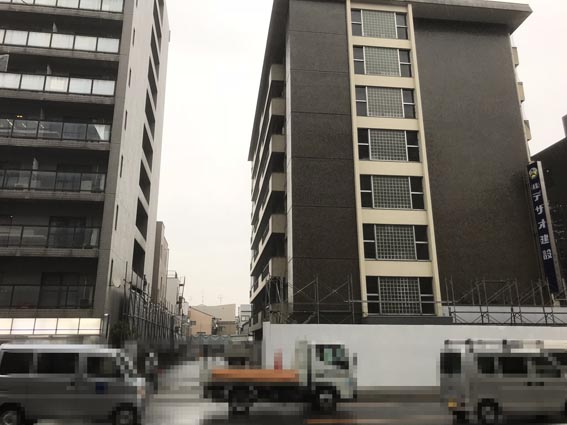 二条駅前のグローバル・エルシードのホテル & 解体中の建物