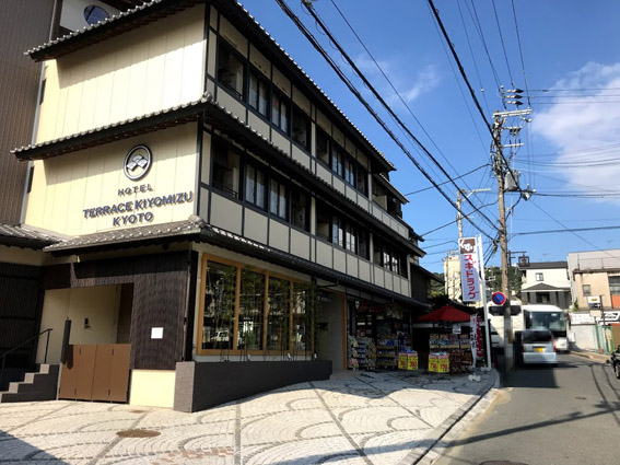 京都の街に激増するドラッグストアと河原町三条名店街のホテル