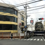 京阪「伏見桃山」駅前ビルにバリケードが
