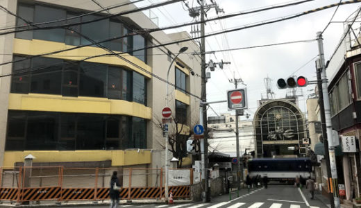 京阪「伏見桃山」駅前ビルにバリケードが