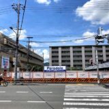 四条通、今井建設本社前、京都ファミリー東隣の敷地に新築分譲マンションの『パラドール』の看板が設置