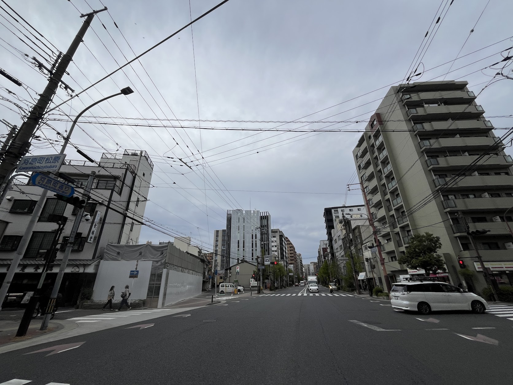 「四条河原町」から南へ。人の流れ、変化。京都西川ビル解体